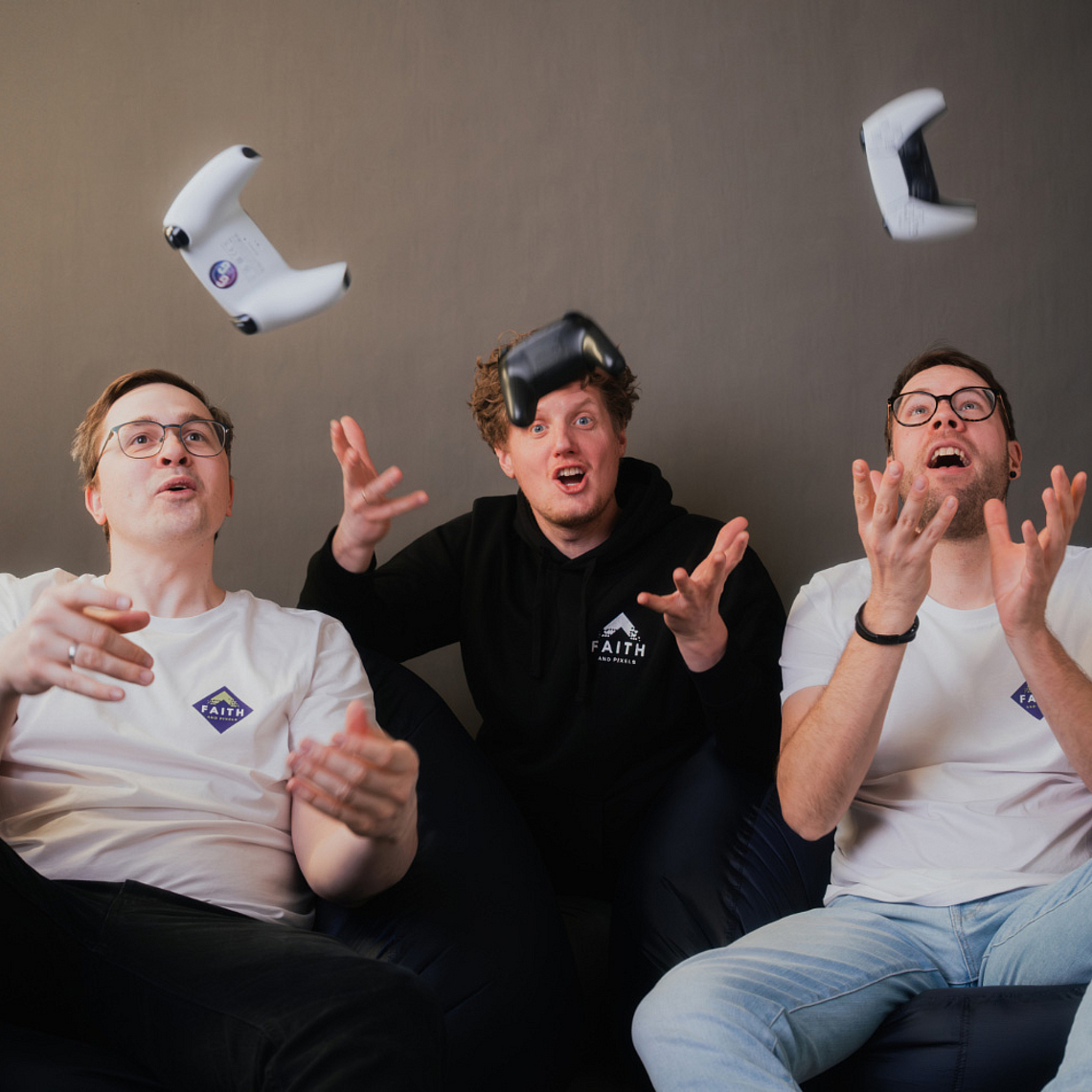 Gaming und Glauben (v.l.): Pfarrer Maximilian Weber-Weigelt sowie die Gemeindepädagogen Ruben Ullrich und Robin Feldhaus sind digital für die Kirche in der Gaming-Welt unterwegs. Gaming und Glauben (v.l.): Pfarrer Maximilian Weber-Weigelt sowie die Gemeindepädagogen Ruben Ullrich und Robin Feldhaus sind digital für die Kirche in der Gaming-Welt unterwegs.