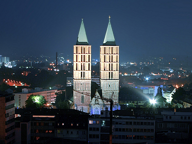 Die Kasseler Martinskirche wurde in der Bombennacht vom 22. Oktober 1943 stark beschädigt. Die Osanna-Glocke der Kirche läutet jedes Jahr an dem Abend der Nacht zur Erinnerung an die Ereignisse. Die Kasseler Martinskirche wurde in der Bombennacht vom 22. Oktober 1943 stark beschädigt. Die Osanna-Glocke der Kirche läutet jedes Jahr an dem Abend der Nacht zur Erinnerung an die Ereignisse.