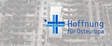 Im Gottesdienst fanden die Erschütterung über den Krieg und die damit verbundenen Verbrechen, die Sorge um den Zusammenhalt in Europa und das Bemühen der Kirchen um humanitäre, partnerschaftliche Hilfe ihren Platz. Im Hintergrund unseres Fotos ist ein zerstörtes Gebäude in Borodjanka nordwestlich von Kiew zu sehen. (Foto: Pexels/Alex Uszinai)