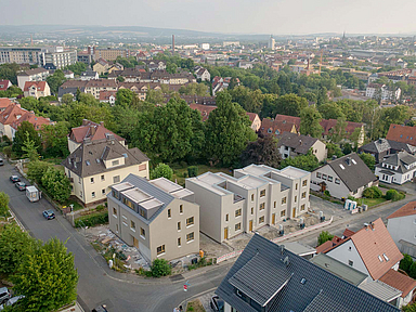 Die Townhouses in der Lenaustraße in Kassel von oben Die Townhouses in der Lenaustraße in Kassel von oben - Das Wohnprojekt „Aus 1 macht 8 – familienfreundliche Townhouses an der Lenaustraße“ wurde auf dem Gelände des ehemaligen Pfarrhauses der Erlöserkirche im Kasseler Stadtteil Fasanenhof errichtet.