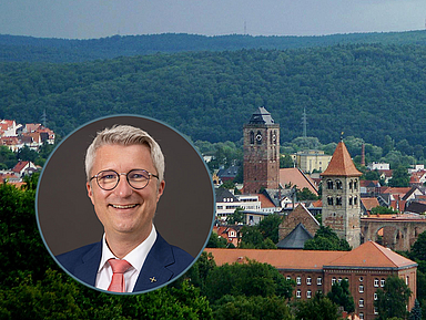 Pfarrer Michael Zehender übernimmt das Amt des Dekans. Sitz des Dekanats ist Bad Hersfeld. Im Hintergrund sind die evangelische Stadtkirche und davor die bekannte Stiftsruine zu sehen.  Pfarrer Michael Zehender übernimmt das Amt des Dekans. Sitz des Dekanats ist Bad Hersfeld. Im Hintergrund sind die evangelische Stadtkirche und davor die bekannte Stiftsruine zu sehen.