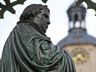 Luther-Denkmal auf dem Marktplatz von Lutherstadt Wittenberg, gestaltet von Karl Friedrich Schinkel, eröffnet am 31. Oktober 1821 Luther-Denkmal auf dem Marktplatz von Lutherstadt Wittenberg, gestaltet von Karl Friedrich Schinkel, eröffnet am 31. Oktober 1821
