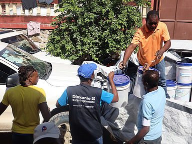 Hurrikan in Haiti: In der besonders betroffenen haitianischen Stadt Petit Goave haben Betroffene Hygienepakete erhalten Hurrikan in Haiti: In der besonders betroffenen haitianischen Stadt Petit Goave haben Betroffene Hygienepakete erhalten, die unter anderem Seifen, Handtücher, Wassereimer und Wasserreinigungstabletten umfassten.