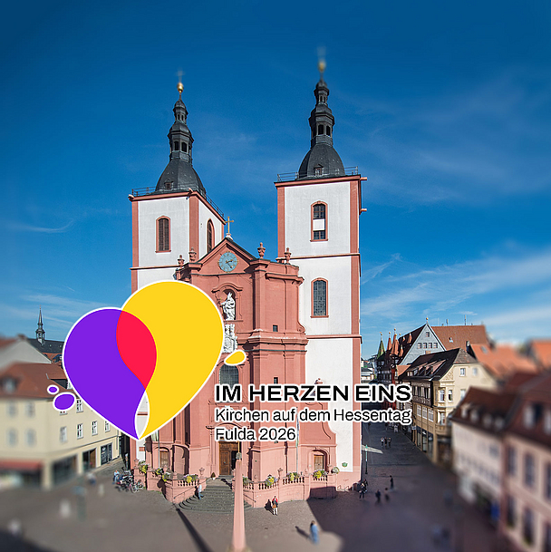 Die Fuldaer Stadtpfarrkirche wird während des Hessentags zur multimedial inszenierten Hessentagskirche. «Im Herzen eins»: Das Hessentagsmotto kommt auch in einem gemeinsamen Logo zum Ausdruck – ein Symbol des Miteinanders. Im Hintergrund ist die Fuldaer Stadtpfarrkirche zu sehen, die während des Hessentags zur multimedial inszenierten Hessentagskirche wird.