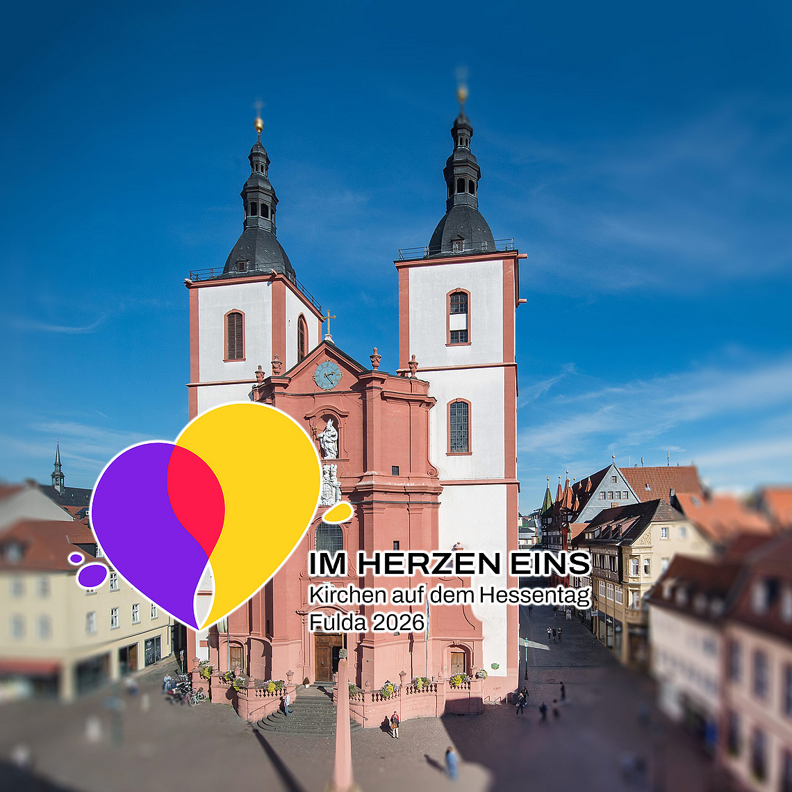 Die Fuldaer Stadtpfarrkirche wird während des Hessentags zur multimedial inszenierten Hessentagskirche. «Im Herzen eins»: Das Hessentagsmotto kommt auch in einem gemeinsamen Logo zum Ausdruck – ein Symbol des Miteinanders. Im Hintergrund ist die Fuldaer Stadtpfarrkirche zu sehen, die während des Hessentags zur multimedial inszenierten Hessentagskirche wird.
