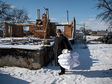 Anna Yurchenko zeigt ihr Haus, das zu Beginn des Krieges 2022 in Ivanivka von vorrückenden russischen Truppen zerstört wurde. Anna Yurchenko zeigt ihr Haus, das zu Beginn des Krieges 2022 in Ivanivka, etwa zwei Autostunden nördlich der Hauptstadt Kiew, von vorrückenden russischen Truppen zerstört wurde. Die Frau sammelt Gegenstände im Rahmen einer Überwinterungshilfe der lokalen Organisation Vostok SOS, die von der Diakonie Katastrophenhilfe unterstützt wird.