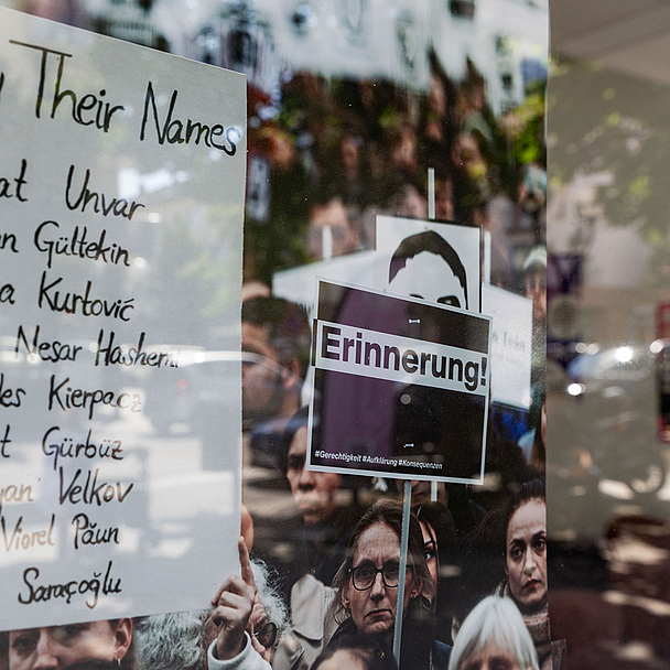 In den Schaufenstern der Räumen der Initiative «19. Februar Hanau» erinnern Fotos an die Opfer des Anschlags im Jahr 2020. In den Schaufenstern der Räumen der Initiative «19. Februar Hanau» erinnern Fotos an die Opfer des Anschlags im Jahr 2020.