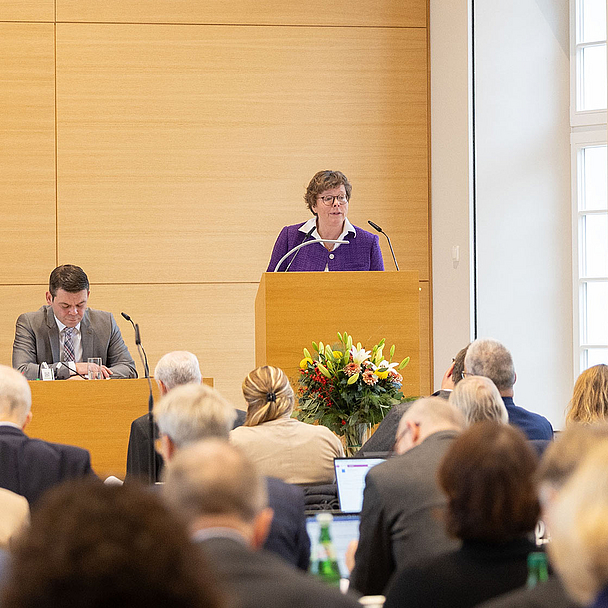 Bischöfin Dr. Beate Hofmann während ihres Berichts vor der Landesynode Bischöfin Dr. Beate Hofmann während ihres Berichts vor der Landesynode