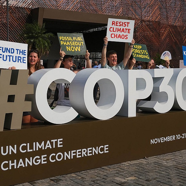 Protestierende vor dem zentralen Konferenzgebäude in Brasilen, wo die Weltklimakonferenz stattfindet. Protestierende vor dem zentralen Konferenzgebäude in Brasilen, wo die Weltklimakonferenz stattfindet.