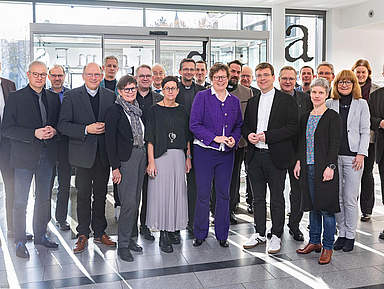 Kirchenleitungstreffen des Bistums Fulda und der EKKW im Haus der Kirche in Kassel Kirchenleitungstreffen des Bistums Fulda und der EKKW im Haus der Kirche in Kassel: Bischöfin Dr. Beate Hofmann (12.v.l.) und Generalvikar Dr. Martin Stange (15.v.l.) mit den Vertreterinnen und Vertretern beider Kirchen