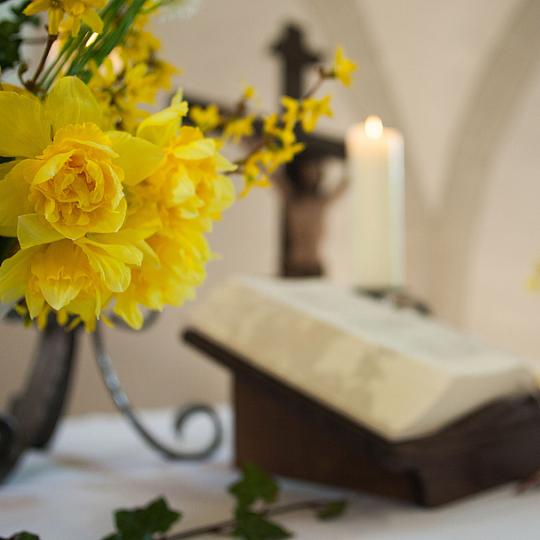 Festlich geschmückter Osteraltar in der evangelischen Kirche zu Mandern Festlich geschmückter Osteraltar in der evangelischen Kirche zu Mandern