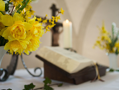 Festlich geschmückter Osteraltar in der evangelischen Kirche zu Mandern Festlich geschmückter Osteraltar in der evangelischen Kirche zu Mandern