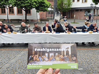 Im vergangenen Jahr schlug evangelisch.de die Tapeziertische fürs Abendmahl in Mainz auf. So sah die Szene 2025 aus. Im vergangenen Jahr schlug evangelisch.de die Tapeziertische fürs Abendmahl in Mainz auf.