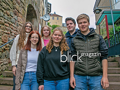 Die Schulzeit läuft ab (v.l.): Antonia Martin, Lara Itter, Laeticia Bringmann, Sophia Stiehl, Christian Persch und Hannes Henkelmann vor der Ursulinenschule in Fritzlar Die Schulzeit läuft ab (v.l.): Antonia Martin, Lara Itter, Laeticia Bringmann, Sophia Stiehl, Christian Persch und Hannes Henkelmann vor der Ursulinenschule in Fritzlar