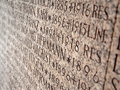 Eine Gedenktafel mit den Namen gefallener Soldaten erinnert an die Opfer des Ersten Weltkriegs. Eine Gedenktafel mit den Namen gefallener Soldaten erinnert an die Opfer des Ersten Weltkriegs.