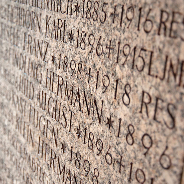 Eine Gedenktafel mit den Namen gefallener Soldaten erinnert an die Opfer des Ersten Weltkriegs. Eine Gedenktafel mit den Namen gefallener Soldaten erinnert an die Opfer des Ersten Weltkriegs.
