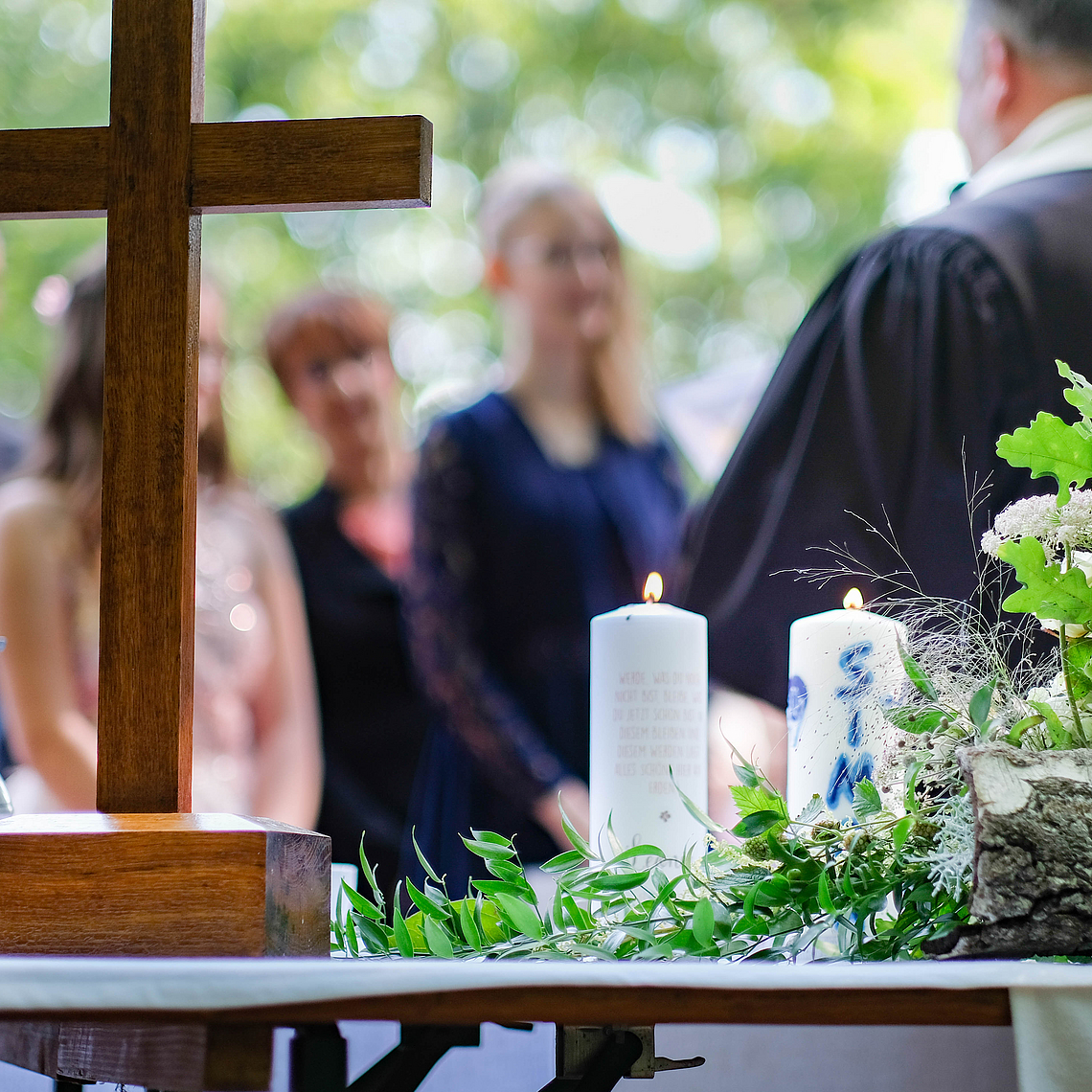 Wald-Konfirmation Kirchsspiel Schwarzenhasel Wald-Konfirmation des Kirchsspiel Schwarzenhasel. Unser Foto zeigt Kreuz und Konfirmationskerzen am Altar, vor dem Jugendliche konfirmiert werden.