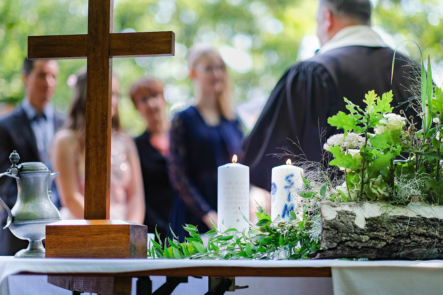 Wald-Konfirmation Kirchsspiel Schwarzenhasel Wald-Konfirmation des Kirchsspiel Schwarzenhasel. Unser Foto zeigt Kreuz und Konfirmationskerzen am Altar, vor dem Jugendliche konfirmiert werden.