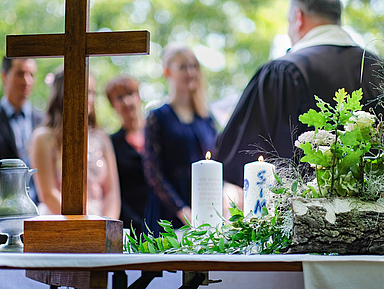 Wald-Konfirmation Kirchsspiel Schwarzenhasel Wald-Konfirmation des Kirchsspiel Schwarzenhasel. Unser Foto zeigt Kreuz und Konfirmationskerzen am Altar, vor dem Jugendliche konfirmiert werden.