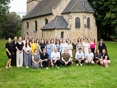 Die 34 neuen Religionslehrkräfte vor der Brunnenkirche in Hofgeismar 34 neue Religionslehrkräfte erhielten in der Brunnenkirche in Hofgeismar ihre Bevollmächtigungsurkunden durch Studienleiter Prof. Dr. Volkmar Ortmann (RPI Marburg) (2. von links) sowie durch Bildungsdezernentin Dr. Gudrun Neebe (hinten rechts).