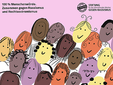 Illustration mit vielen stilisierten Gesichtern und dem Schriftzug „100 % Menschenwürde. Zusammen gegen Rassismus und Rechtsextremismus“ Illustration auf rosafarbenem Hintergrund mit vielen dicht nebeneinander dargestellten, stilisierten Gesichtern. Die Gesichter sind unterschiedlich geformt, verschiedenfarbig gestaltet und vereinfacht gezeichnet. Alle sind frontal dargestellt und ohne individuelle Merkmale wie Kleidung oder Umgebung. Links oben steht der Schriftzug „100 % Menschenwürde. Zusammen gegen Rassismus und Rechtsextremismus“. Rechts oben ist das Logo der Stiftung für die Internationalen Wochen gegen Rassismus zu sehen. Das Motiv vermittelt Vielfalt, Gleichwertigkeit und gemeinsames Engagement gegen Ausgrenzung.