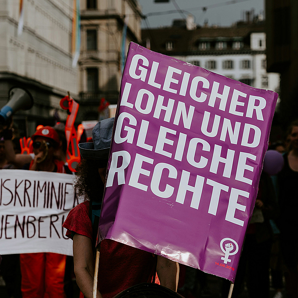 Demonstrationzug für Frauenrechte Seit 1975 wird der Internationale Frauentag auf Beschluss der Vereinten Nationen am 8. März begangen. Bis heute demonstrieren Frauen weltweit an diesem Tag für Gleichberechtigung. Unser Foto zeigt einen Demonstrationzug für Frauenrechte.