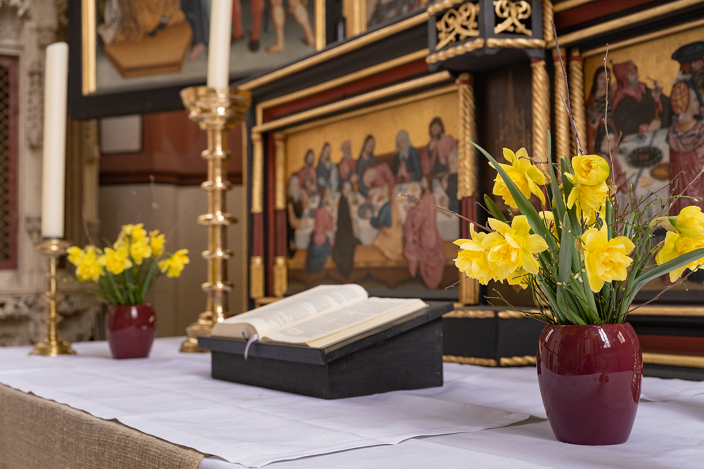 Ostern Kilianskirche Korbach Altar mit Lutherbibel in der Kilianskirche Korbach.