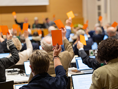 Die Synode hob das bisherige Akademiegesetz auf. Die Synode hob das bisherige Akademiegesetz auf.