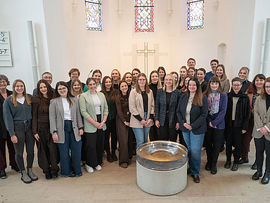 Die 29 neuen Religionslehrkräfte in der Brunnenkirche in Hofgeismar mit (hinten von links) Studienleiterin Anke Trömper (RPI Kassel), Studienleiter Prof. Dr. Volkmar Ortmann (RPI Marburg) und Bischöfin Dr. Beate Hofmann. Die 29 neuen Religionslehrkräfte in der Brunnenkirche in Hofgeismar mit (hinten von links) Studienleiterin Anke Trömper (RPI Kassel), Studienleiter Prof. Dr. Volkmar Ortmann (RPI Marburg) und Bischöfin Dr. Beate Hofmann.