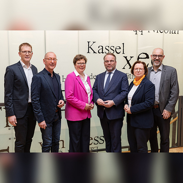 (v.l.): Pfarrer Hansjörg Kopp (CVJM), Prof. Dr. Uwe Becker (Evangelischen Hochschule Darmstadt), Bischöfin Dr. Beate Hofmann, Timon Gremmels (Land Hessen), Ulrike Scherf (EKHN) und Prof. Dr. Tobias Faix (CVJM-Hochschule Kassel) Beim Pressegespräch in Kassel (v.l.): Generalsekretär Pfarrer Hansjörg Kopp (CVJM Deutschland), Prof. Dr. Uwe Becker (Präsident der Evangelischen Hochschule Darmstadt), Bischöfin Dr. Beate Hofmann (EKKW), Minister Timon Gremmels (Hessischer Minister für Wissenschaft und Forschung, Kunst und Kultur), Ulrike Scherf (stellvertretende Kirchenpräsidentin EKHN) und Prof. Dr. Tobias Faix (Rektor der CVJM-Hochschule Kassel).
