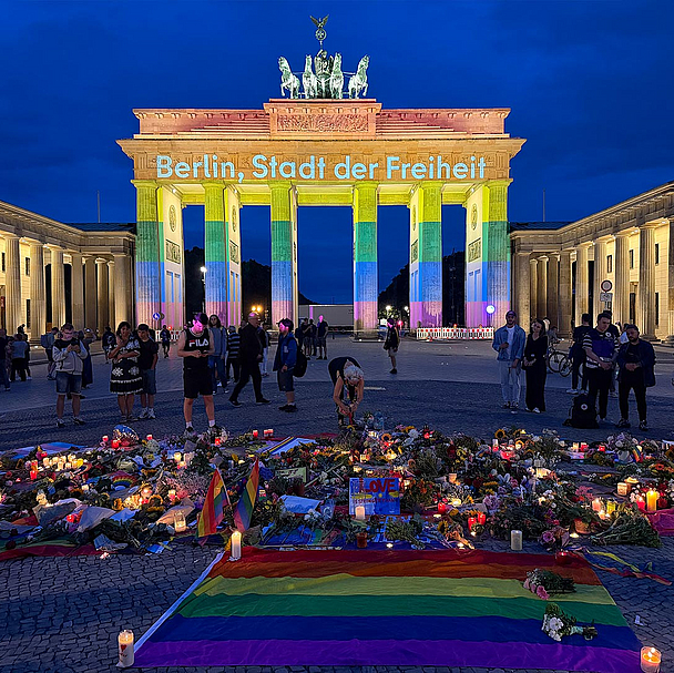 Am Sonntagabend wurde das Brandenburger Tor in Berlin in den Regenbogenfarben angeleuchtet. „Berlin, Stadt der Freiheit“: Am Sonntagabend wurde das Brandenburger Tor in Berlin in den Regenbogenfarben angeleuchtet. Die Farben gelten als Symbol der queeren Szene und stehen für Vielfalt und Toleranz.