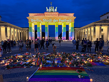 Am Sonntagabend wurde das Brandenburger Tor in Berlin in den Regenbogenfarben angeleuchtet. „Berlin, Stadt der Freiheit“: Am Sonntagabend wurde das Brandenburger Tor in Berlin in den Regenbogenfarben angeleuchtet. Die Farben gelten als Symbol der queeren Szene und stehen für Vielfalt und Toleranz.