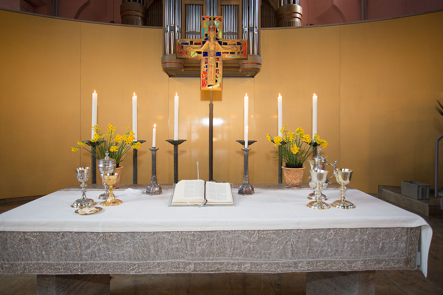 Altar zu Ostern Friedenskirche Kassel 2018 Feierlich geschmückter Altar in der Friedenskirche in Kassel.