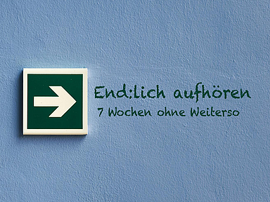 Weißer Pfeil nach rechts auf grünem Schild vor blauer Wand, daneben der Schriftzug „End:lich aufhören – 7 Wochen ohne Weiterso“. Das Bild zeigt ein grünes Schild mit einem weißen Pfeil nach rechts an einer blauen Wand. Rechts daneben steht in grüner, handschriftähnlicher Schrift: „End:lich aufhören“ und darunter kleiner „7 Wochen ohne Weiterso“. Das Motiv wirkt schlicht und verweist symbolisch auf einen neuen Weg oder eine Richtungsänderung.