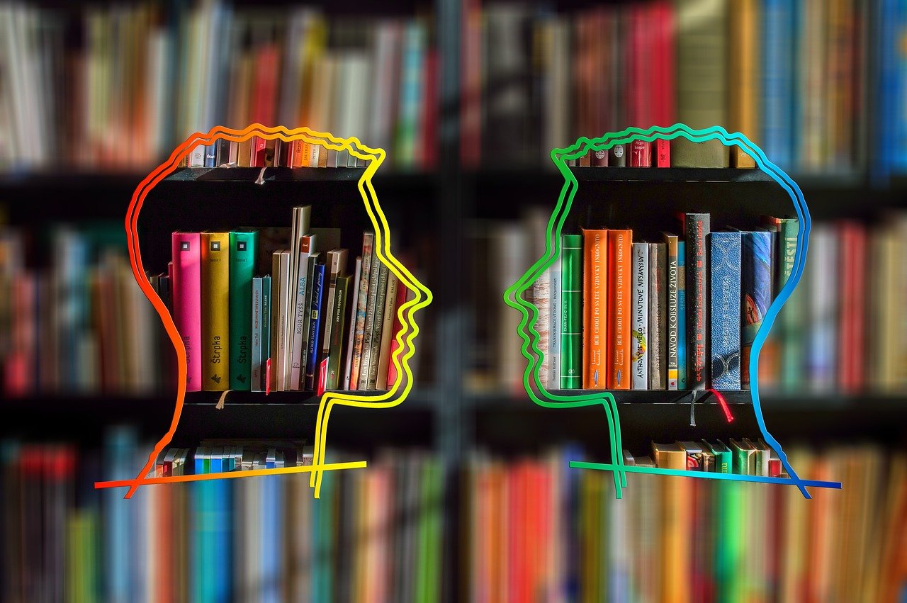 Begegnung vor Bücherregal