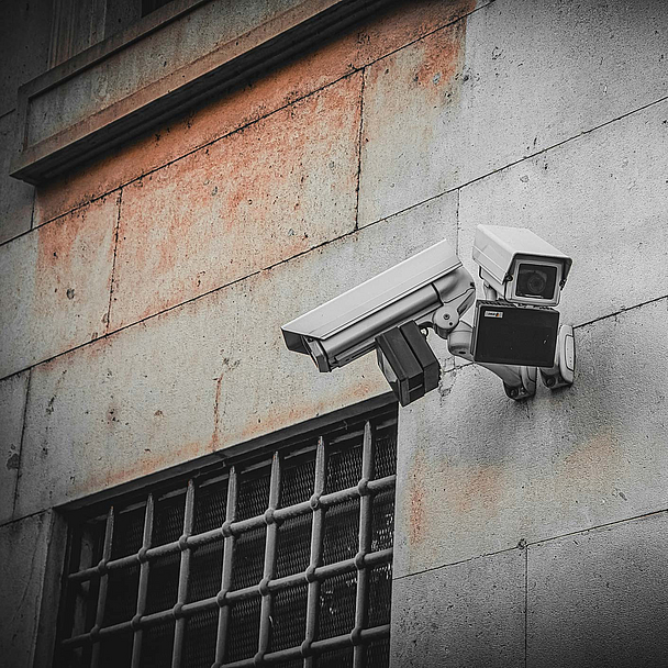 Unser Symbolbild zeigt Überwachungskameras an einer Gebäudewand. Menschlicher Freiraum ist in modernen Justizvollzugsanstalten kaum zu finden. Kameras und lückenlose Überwachung lassen kaum Raum für Privatsphäre. Unser Symbolbild zeigt Überwachungskameras an einer Gebäudewand.