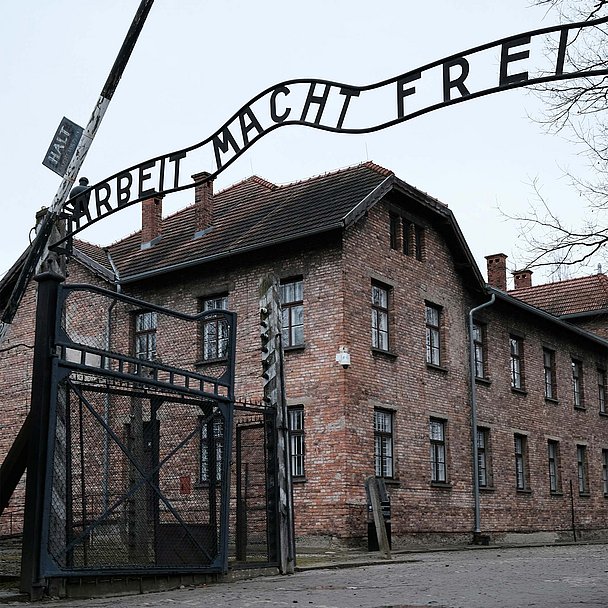 Über dem Eingangstor zum KZ Auschwitz prangt der berühmte Satz «Arbeit macht frei»