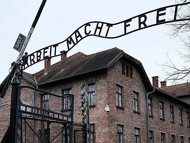 Über dem Eingangstor zum KZ Auschwitz prangt der berühmte Satz «Arbeit macht frei»