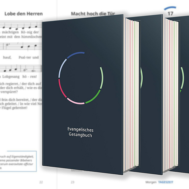 Auf der Vorderseite zeigt das neue Gesangbuch einen blaugrundigen, nach rechts oben geöffneten Kreis mit sechs farbigen Segmenten in Blau‑, Rot‑ und Grüntönen; darunter steht in Weiß der Titel „Evangelisches Gesangbuch“. Auf der Vorderseite zeigt das neue Gesangbuch einen blaugrundigen, nach rechts oben geöffneten Kreis mit sechs farbigen Segmenten in Blau‑, Rot‑ und Grüntönen; darunter steht in Weiß der Titel „Evangelisches Gesangbuch“.