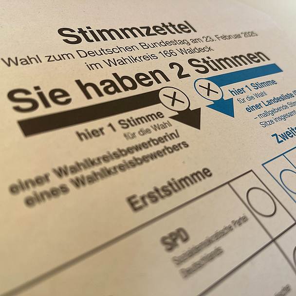 Unser Foto zeigt einen Wahlzettel der Bundestagswahl. 