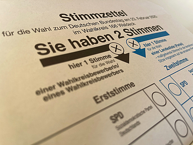 Unser Foto zeigt einen Wahlzettel der Bundestagswahl. 