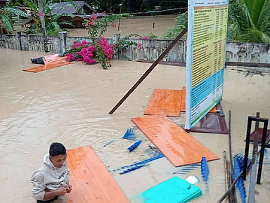 Das Foto der Christlichen Kirche in Indonesien zeigt die Überschwemmung vor Ort. Das Foto der Christlichen Kirche in Indonesien zeigt die Überschwemmung vor Ort.