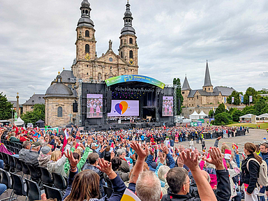 Mehr als 6.000 Besucherinnen und Besucher waren am Sonntag beim Hessentagsgottesdienst auf dem Fuldaer Domplatz mit dabei. Mehr als 6.000 Besucherinnen und Besucher waren am Sonntag beim Hessentagsgottesdienst auf dem Fuldaer Domplatz mit dabei.