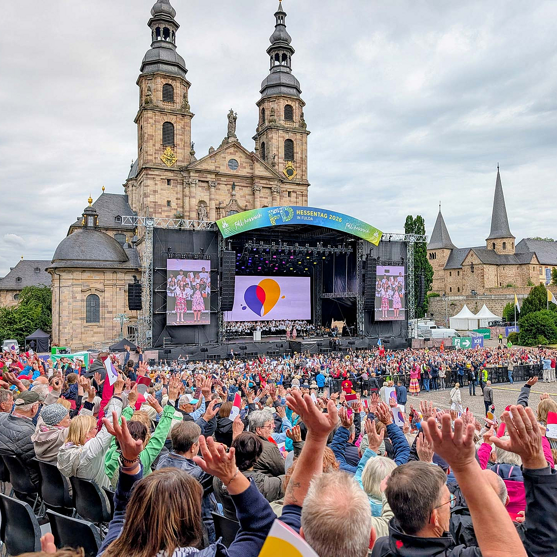 Mehr als 6.000 Besucherinnen und Besucher waren am Sonntag beim Hessentagsgottesdienst auf dem Fuldaer Domplatz mit dabei. Mehr als 6.000 Besucherinnen und Besucher waren am Sonntag beim Hessentagsgottesdienst auf dem Fuldaer Domplatz mit dabei.