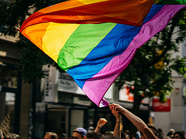 Unser Foto zeigt eine Regenbogenflagge Der erste Hanauer CSD-Gottesdienst wurde 2019 auf Initiative des damaligen Kreisjugendpfarrers Philipp von Stockhausen gefeiert.