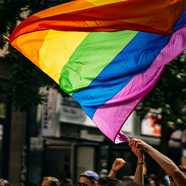 Unser Foto zeigt eine Regenbogenflagge Der erste Hanauer CSD-Gottesdienst wurde 2019 auf Initiative des damaligen Kreisjugendpfarrers Philipp von Stockhausen gefeiert.