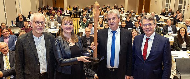 Verleihung in Hofgeismar (v.l.): Propst i. R. Helmut Wöllenstein, Aline Seidel, Repetentin der Stipendiatenanstalt, Pfarrer Joachim Simon (Universitätskirche Marburg) und Dr. Stephan Goldschmidt (Vorsitzender der Gottesdienststiftung). (Foto: medio.tv/Schauderna)