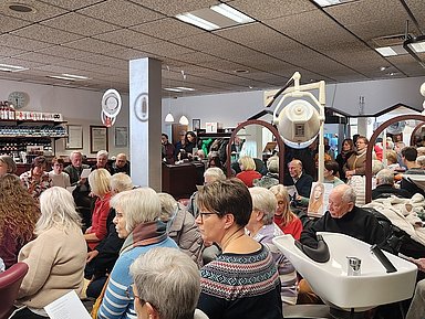 Zwischen Friseurstuhl, Spiegeln und Fön. Der Gottesdienst im Friseursalon war sehr gut besucht.