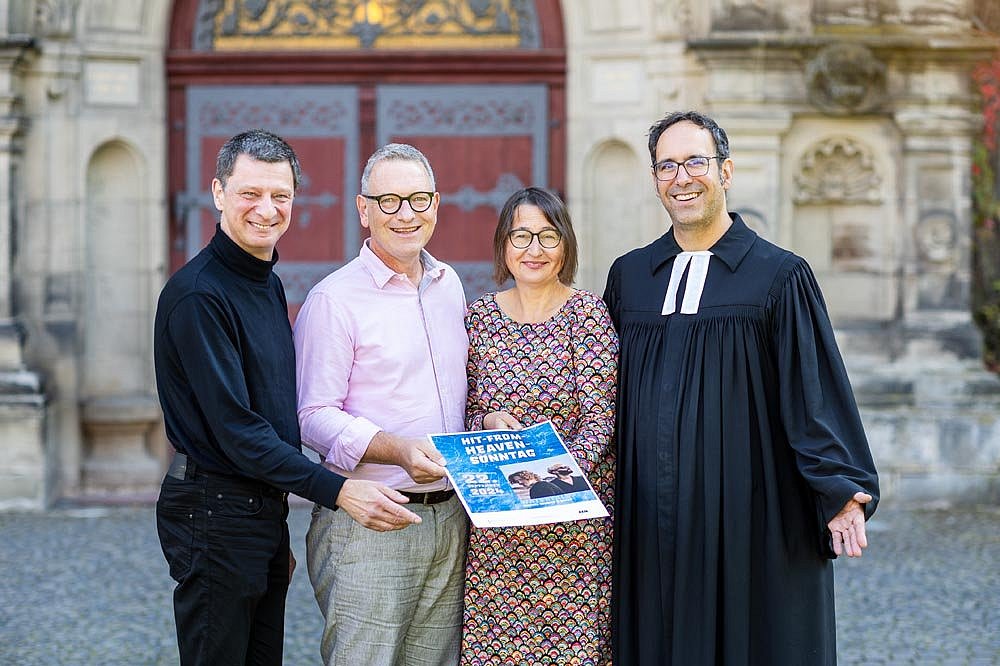 Einer von rund 80 Gottesdiensten am 22. September zum Hit-From-Heaven (v.l.): Kirchenmusiker Fritz Susat, Andreas Flacke, Britta Lauber und Pfarrer Jan-Daniel Setzer vor der Kasseler Christuskirche.