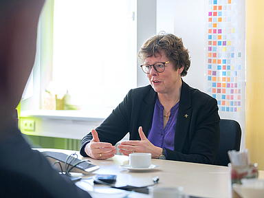 Unser Foto zeigt Dr. Beate Hofmann in ihrem Büro im Haus der Kirche in Kassel. Bischöfin Dr. Beate Hofmann leiten seit 2021 den Aufsichtsrat des Evangelischen Werks für Diakonie und Entwicklung und waren als Professorin für Diakoniewissenschaft bereits eng mit der evangelischen Wohlfahrt verbunden. Unser Foto zeigt sie in ihrem Büro im Haus der Kirche in Kassel.